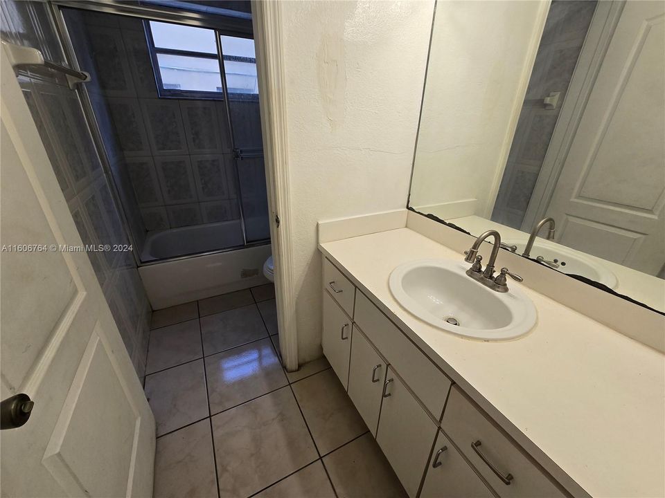 For Rent: $1,650 (1 beds, 1 baths, 633 Square Feet)