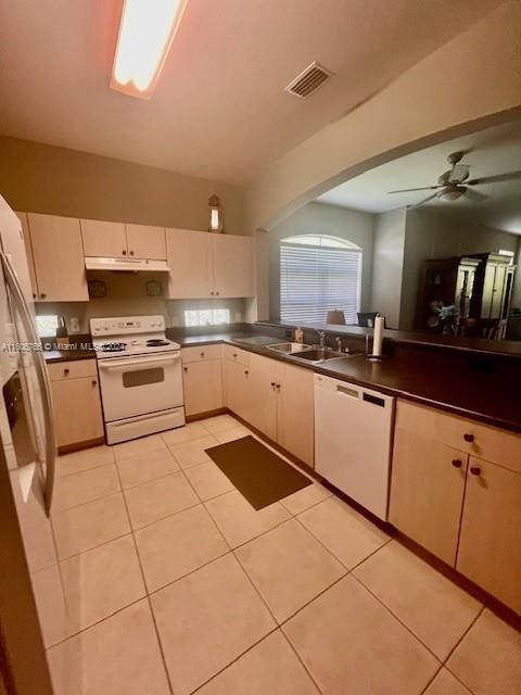 For Rent: $2,800 (2 beds, 2 baths, 1253 Square Feet)