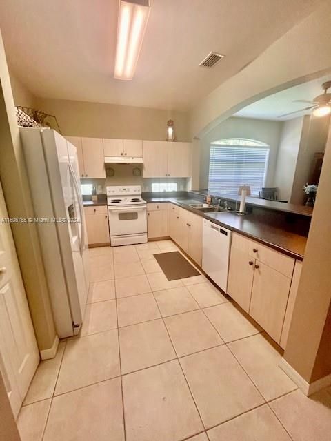 For Rent: $2,800 (2 beds, 2 baths, 1253 Square Feet)