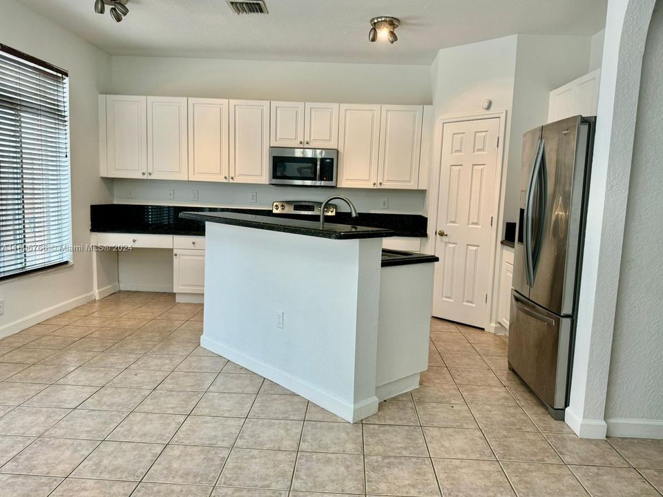 For Rent: $3,850 (4 beds, 3 baths, 1808 Square Feet)