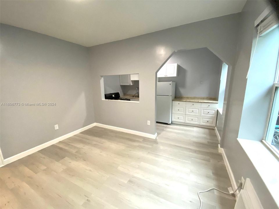 For Rent: $1,900 (1 beds, 1 baths, 440 Square Feet)