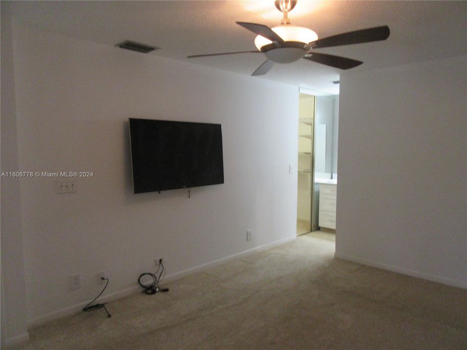 For Sale: $245,000 (2 beds, 2 baths, 955 Square Feet)