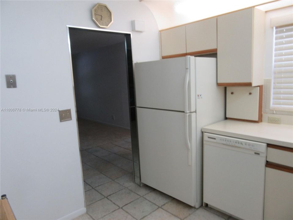 For Sale: $245,000 (2 beds, 2 baths, 955 Square Feet)