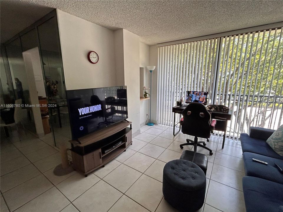 For Sale: $278,000 (1 beds, 1 baths, 767 Square Feet)