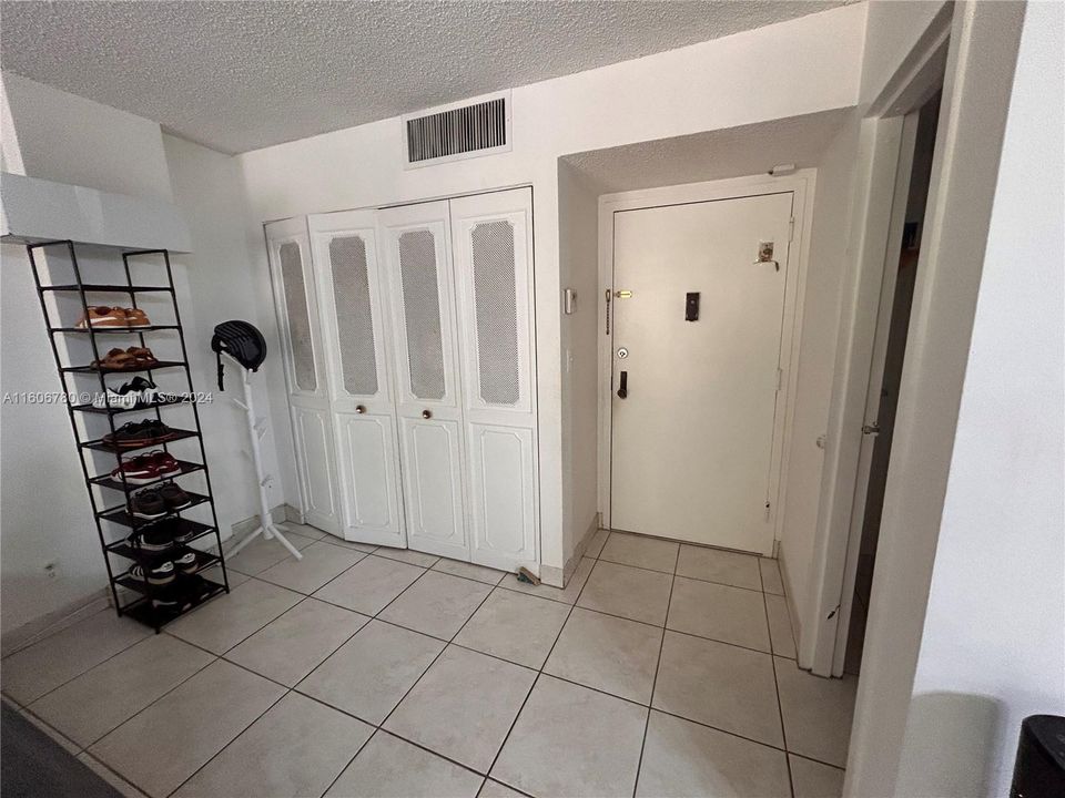 For Sale: $278,000 (1 beds, 1 baths, 767 Square Feet)