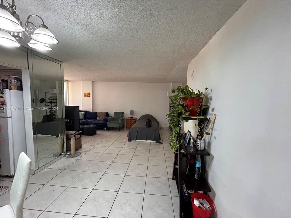 For Sale: $278,000 (1 beds, 1 baths, 767 Square Feet)