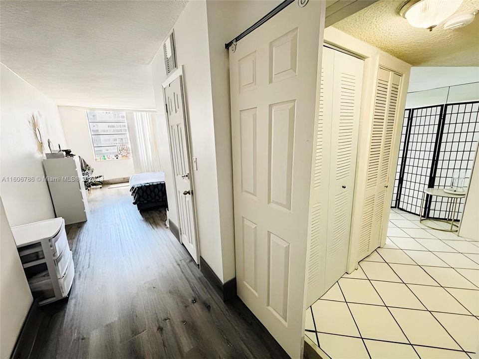 For Sale: $213,000 (1 beds, 1 baths, 887 Square Feet)