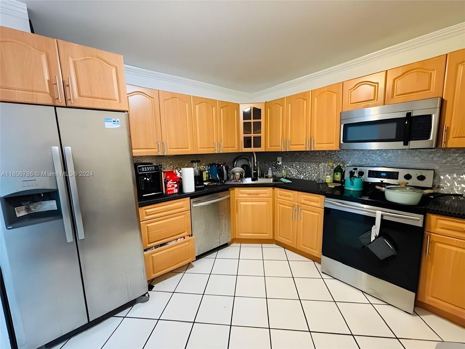 For Sale: $213,000 (1 beds, 1 baths, 887 Square Feet)