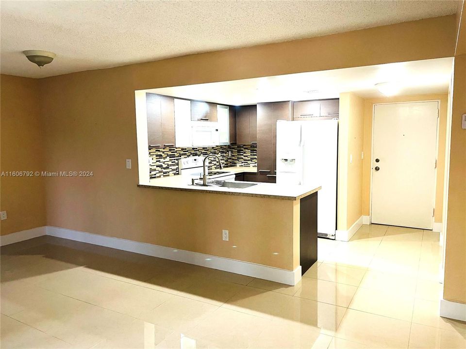 For Rent: $2,400 (2 beds, 2 baths, 982 Square Feet)