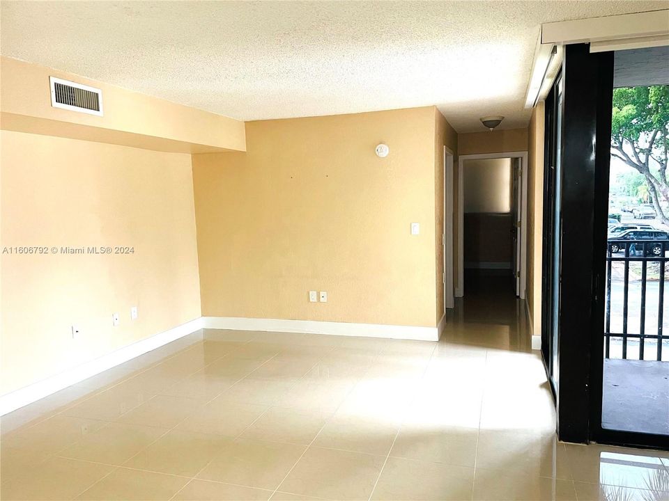 For Rent: $2,400 (2 beds, 2 baths, 982 Square Feet)