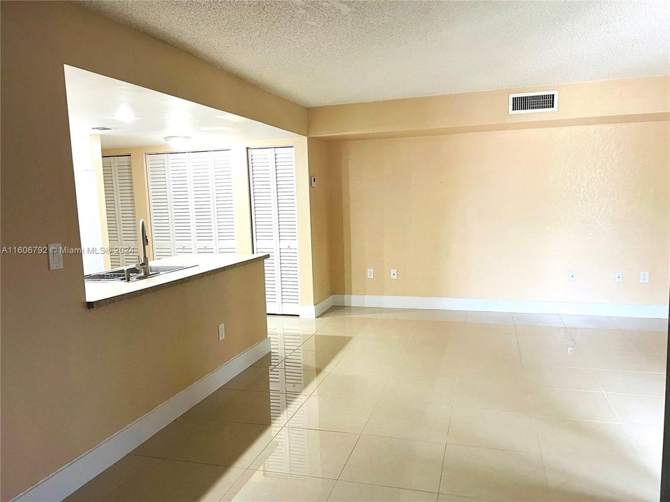 For Rent: $2,400 (2 beds, 2 baths, 982 Square Feet)