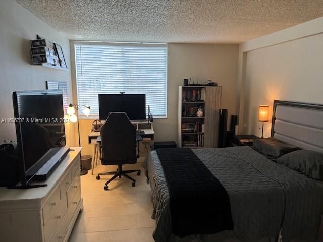 For Sale: $225,000 (1 beds, 1 baths, 734 Square Feet)