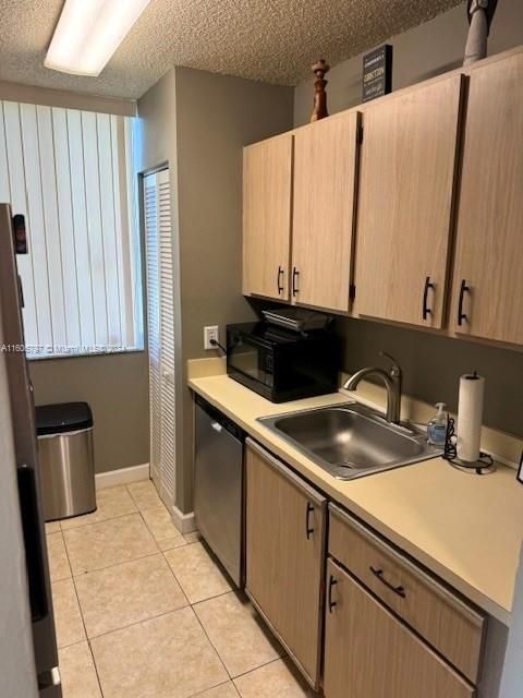 Recently Sold: $225,000 (1 beds, 1 baths, 734 Square Feet)