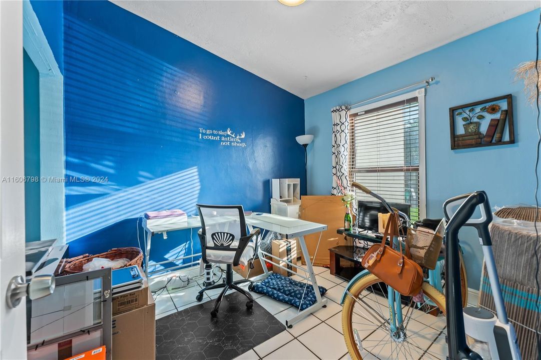 For Sale: $400,000 (2 beds, 1 baths, 1015 Square Feet)