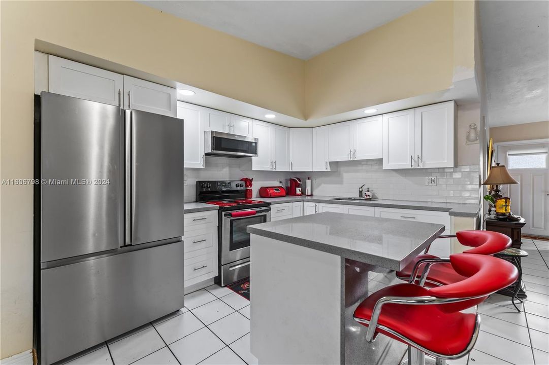 For Sale: $400,000 (2 beds, 1 baths, 1015 Square Feet)