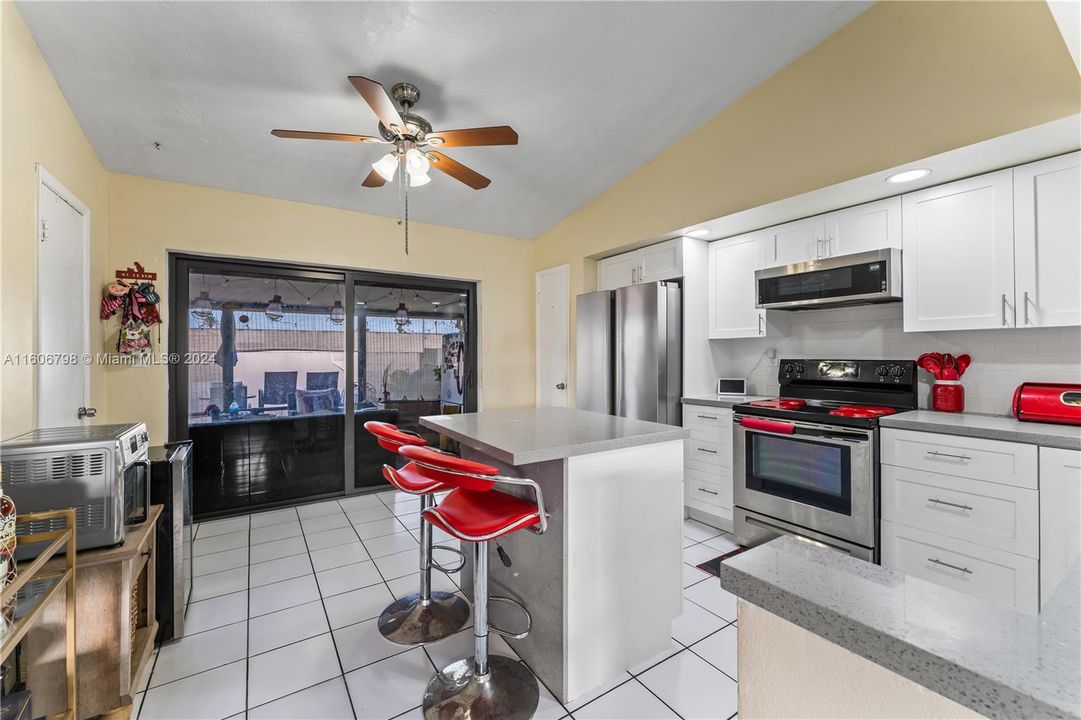 For Sale: $400,000 (2 beds, 1 baths, 1015 Square Feet)