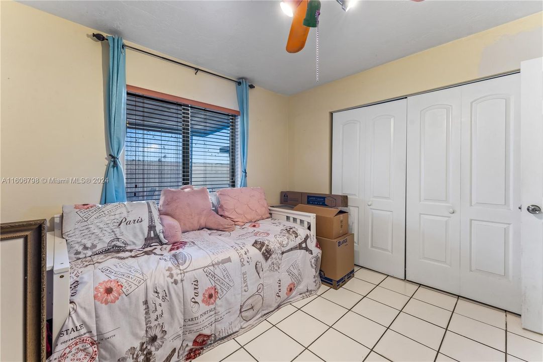 For Sale: $400,000 (2 beds, 1 baths, 1015 Square Feet)