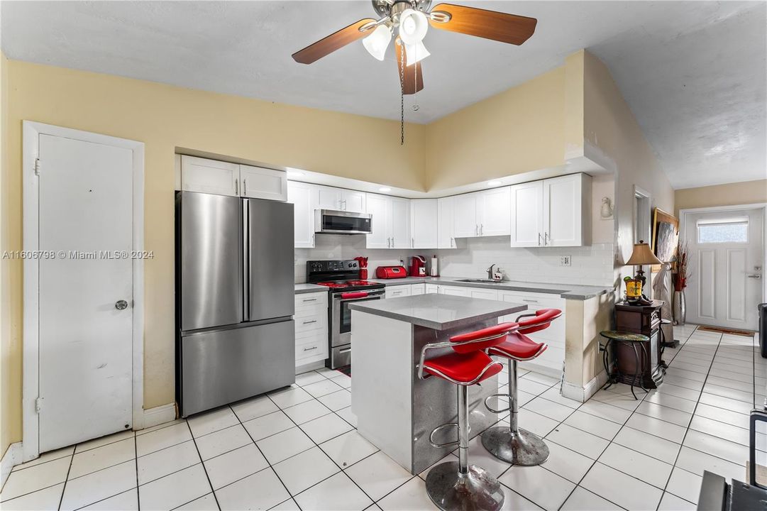 For Sale: $400,000 (2 beds, 1 baths, 1015 Square Feet)