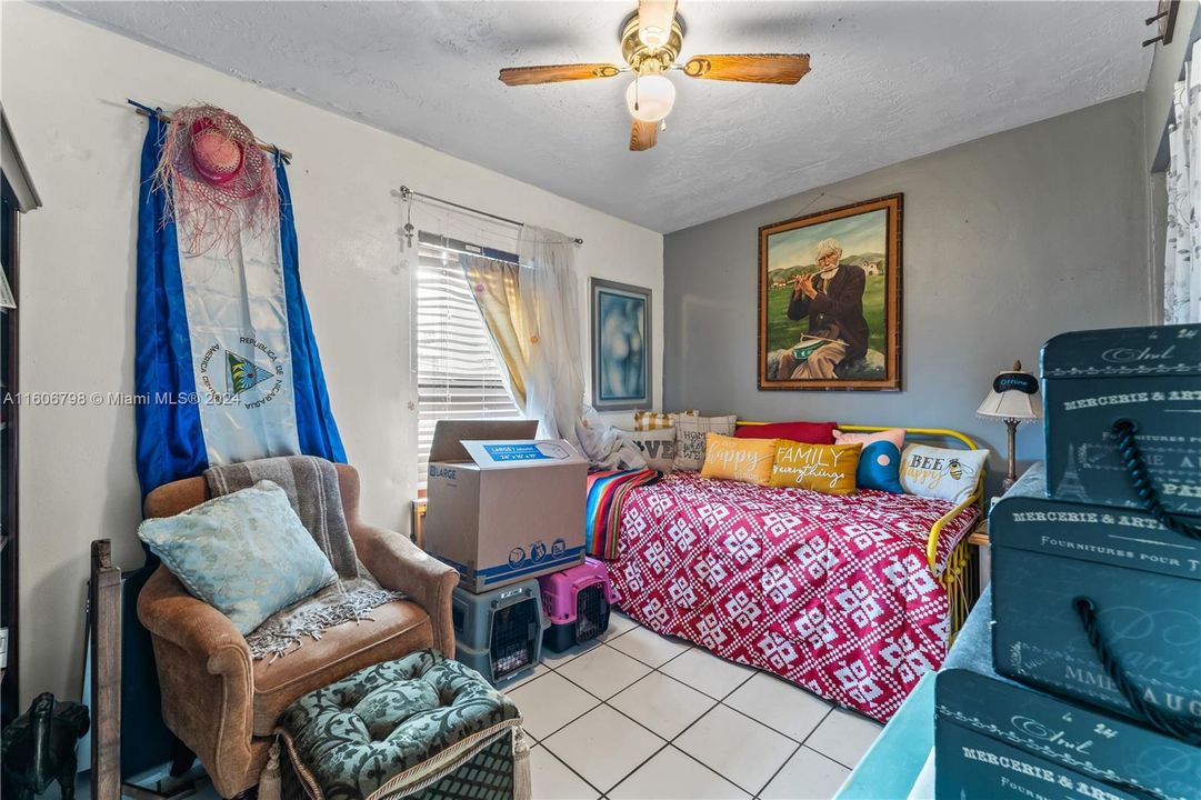 For Sale: $400,000 (2 beds, 1 baths, 1015 Square Feet)