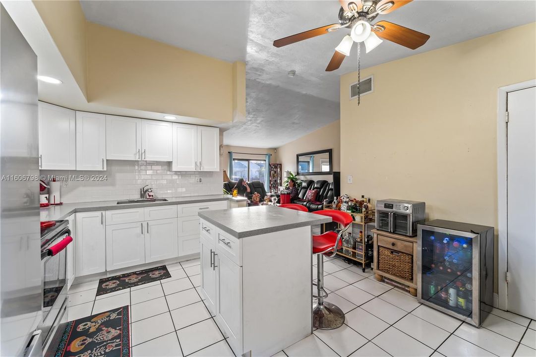 For Sale: $400,000 (2 beds, 1 baths, 1015 Square Feet)