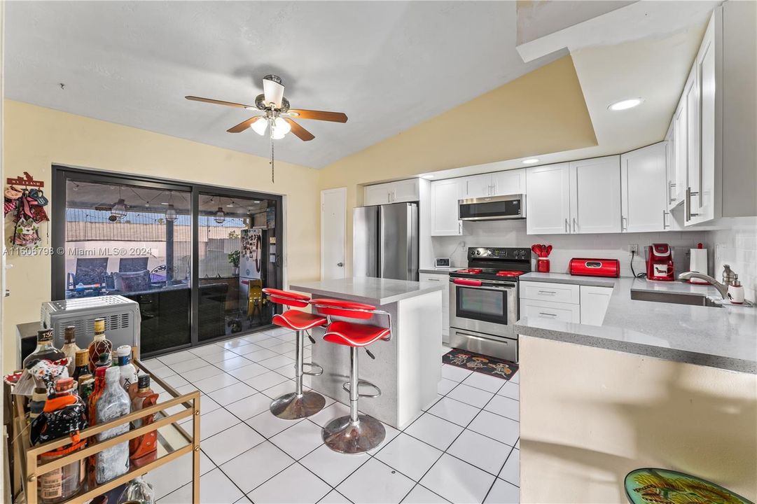 For Sale: $400,000 (2 beds, 1 baths, 1015 Square Feet)