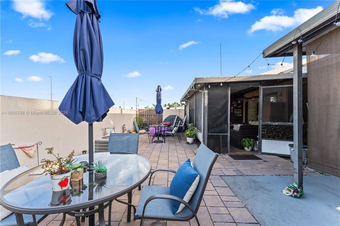 For Sale: $400,000 (2 beds, 1 baths, 1015 Square Feet)