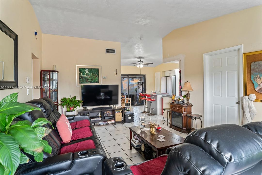 For Sale: $400,000 (2 beds, 1 baths, 1015 Square Feet)