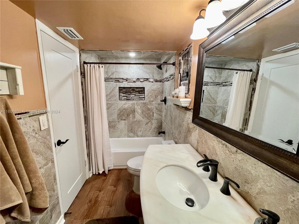 primary bathroom with shower/tub