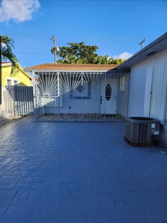 For Rent: $3,500 (3 beds, 2 baths, 1900 Square Feet)