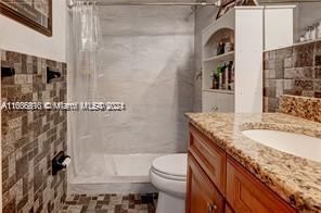 For Sale: $220,000 (3 beds, 2 baths, 989 Square Feet)