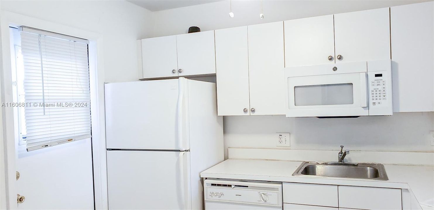 For Sale: $195,000 (1 beds, 1 baths, 741 Square Feet)