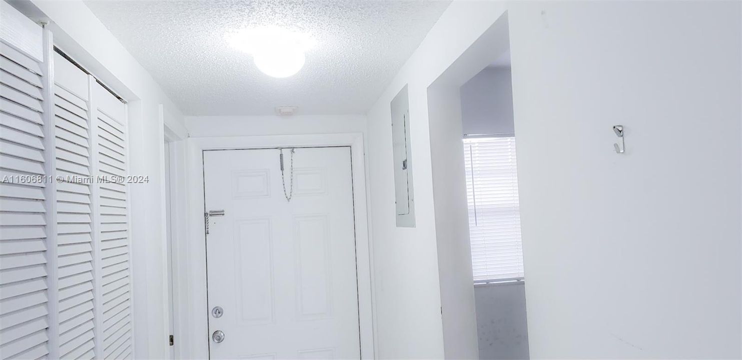 For Sale: $195,000 (1 beds, 1 baths, 741 Square Feet)