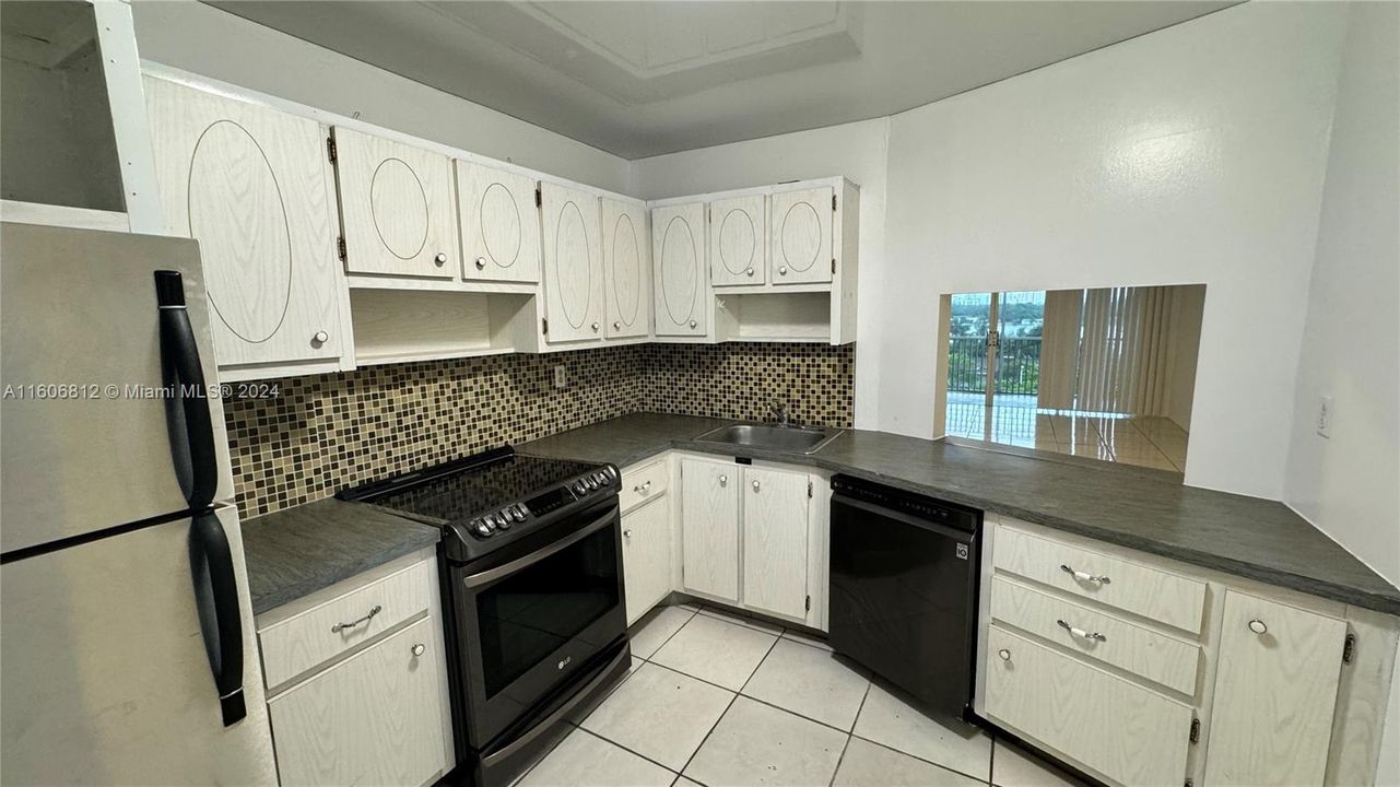 For Sale: $154,555 (1 beds, 1 baths, 1036 Square Feet)