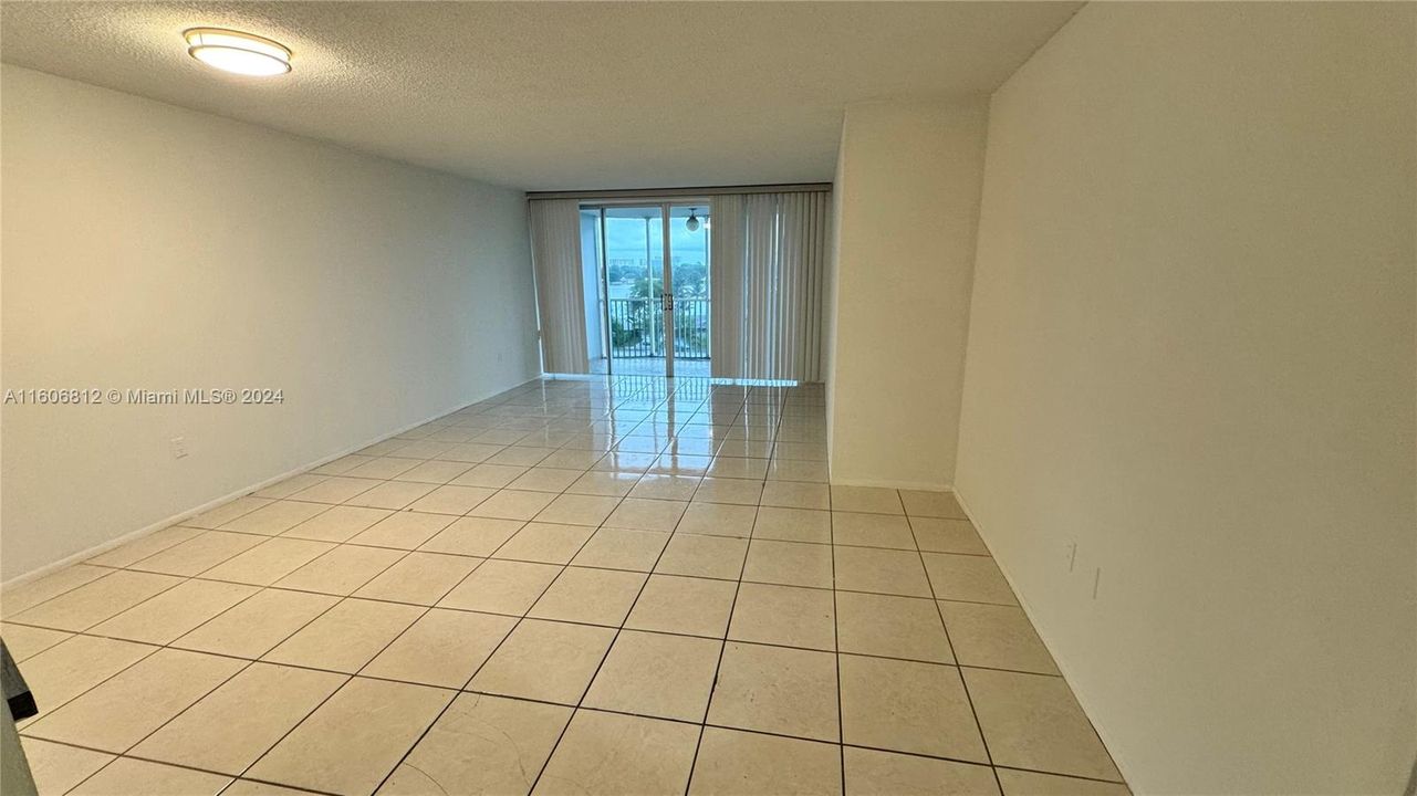 For Sale: $154,555 (1 beds, 1 baths, 1036 Square Feet)