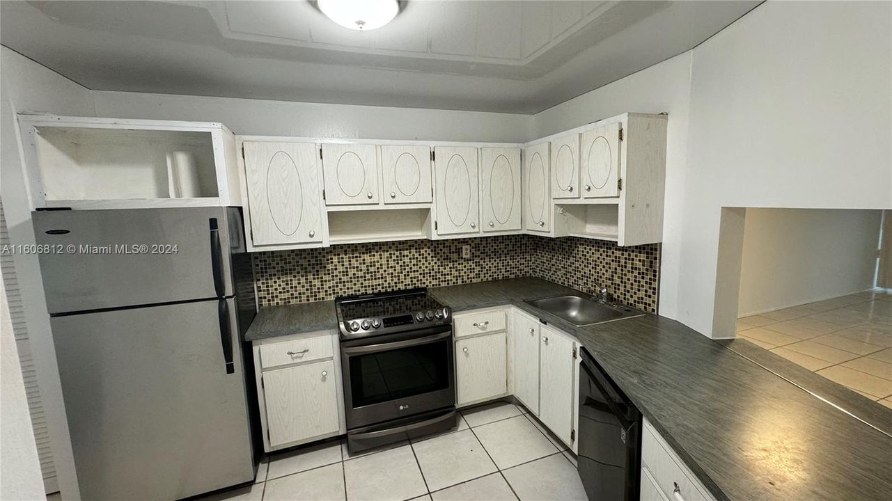 For Sale: $154,555 (1 beds, 1 baths, 1036 Square Feet)