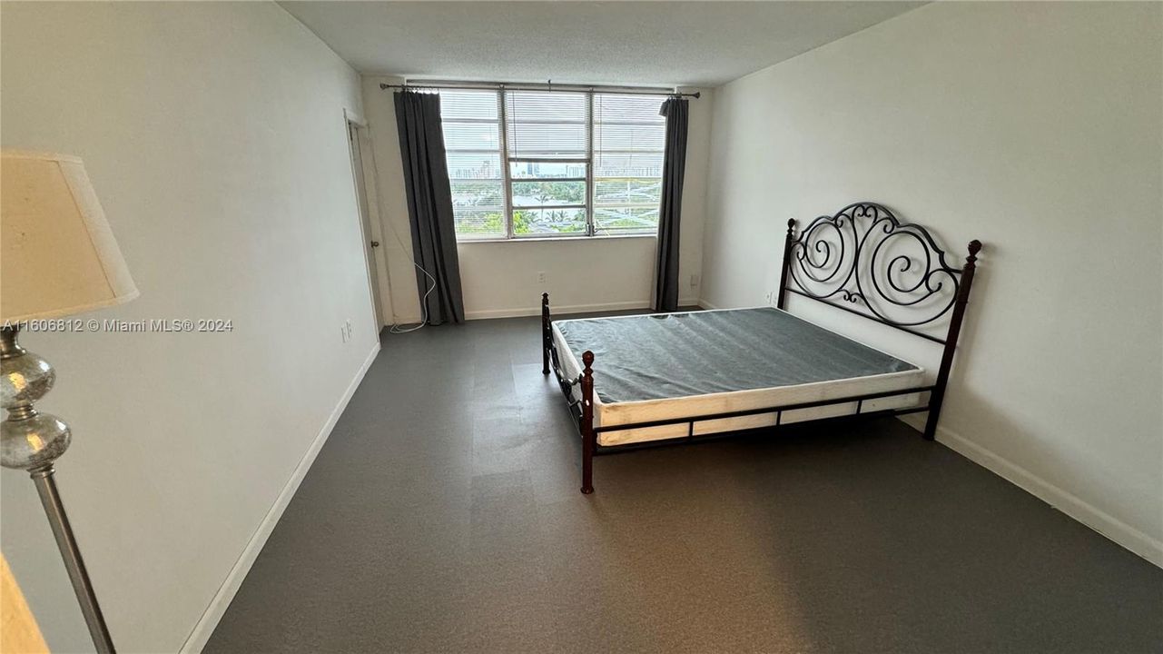 For Sale: $154,555 (1 beds, 1 baths, 1036 Square Feet)
