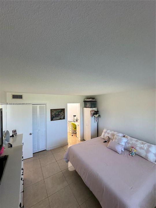 For Rent: $1,800 (1 beds, 1 baths, 727 Square Feet)