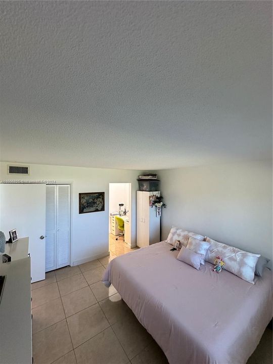 For Rent: $1,800 (1 beds, 1 baths, 727 Square Feet)