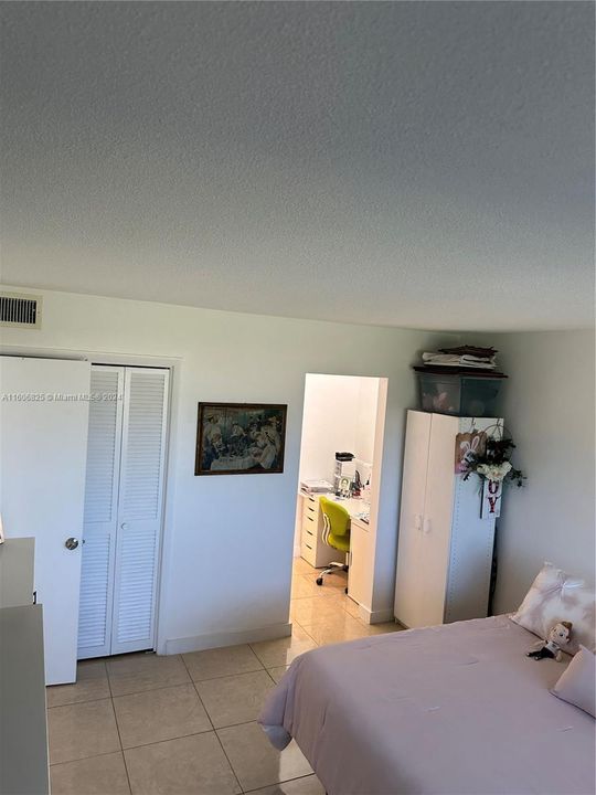 For Rent: $1,800 (1 beds, 1 baths, 727 Square Feet)