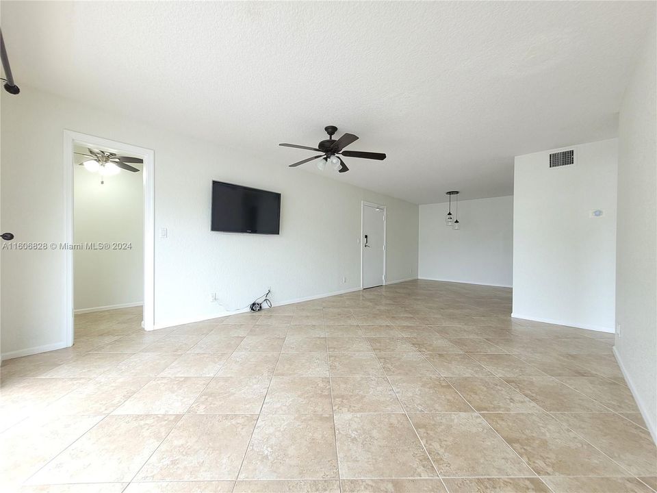 For Rent: $2,100 (1 beds, 1 baths, 850 Square Feet)