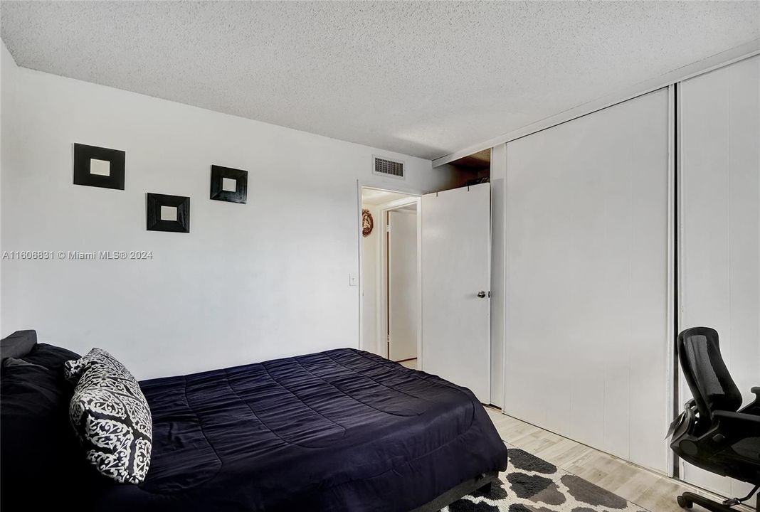 For Rent: $2,350 (2 beds, 2 baths, 1021 Square Feet)