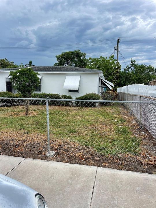 Recently Rented: $2,500 (3 beds, 1 baths, 1024 Square Feet)