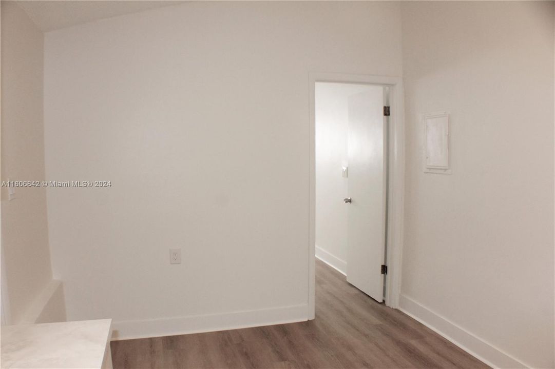 For Rent: $1,600 (1 beds, 1 baths, 300 Square Feet)