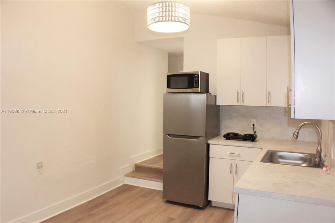 For Rent: $1,600 (1 beds, 1 baths, 300 Square Feet)