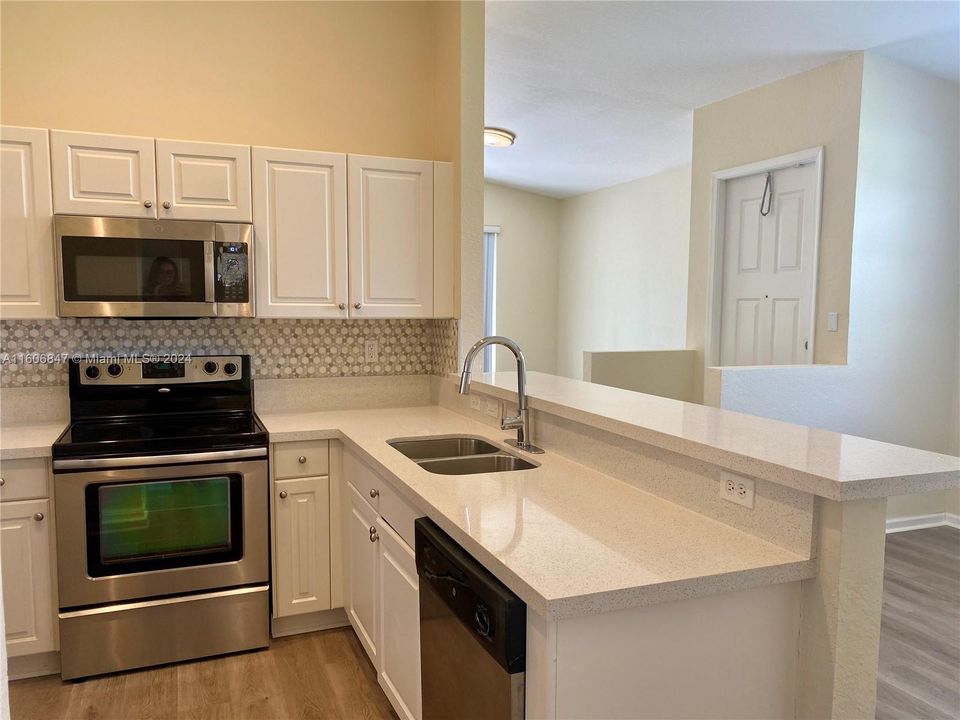 For Sale: $469,000 (2 beds, 2 baths, 1005 Square Feet)