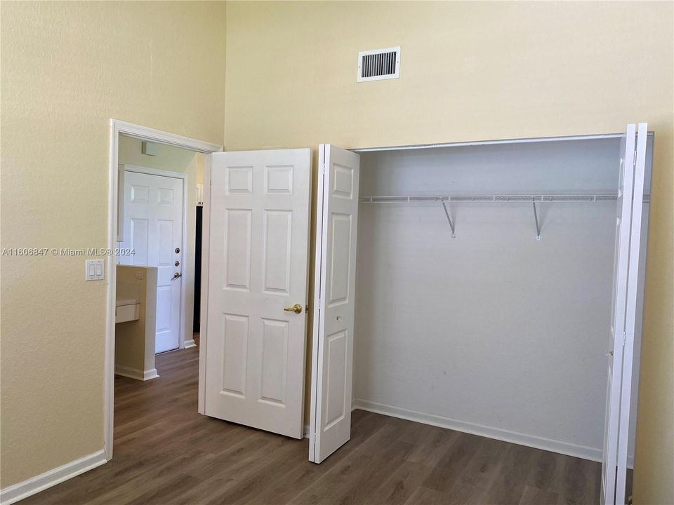 For Sale: $469,000 (2 beds, 2 baths, 1005 Square Feet)