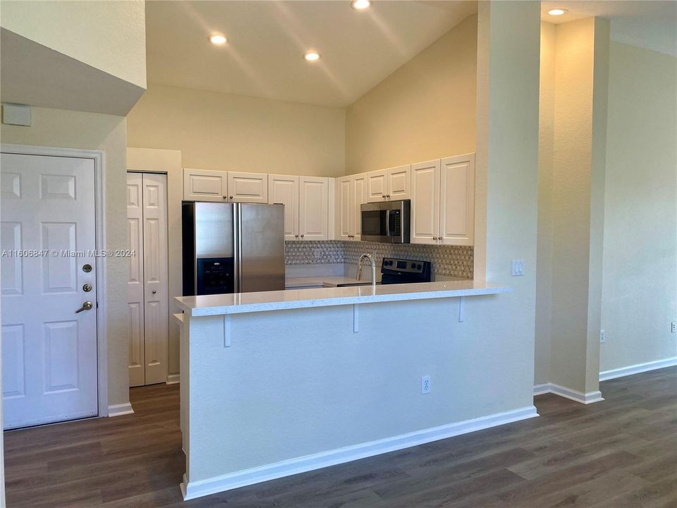 For Sale: $469,000 (2 beds, 2 baths, 1005 Square Feet)