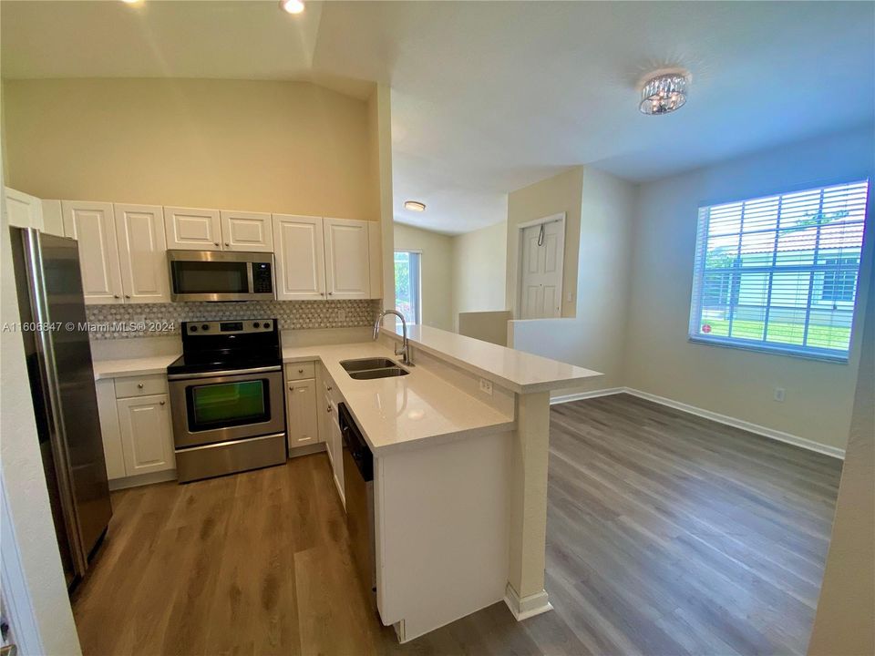 For Sale: $469,000 (2 beds, 2 baths, 1005 Square Feet)