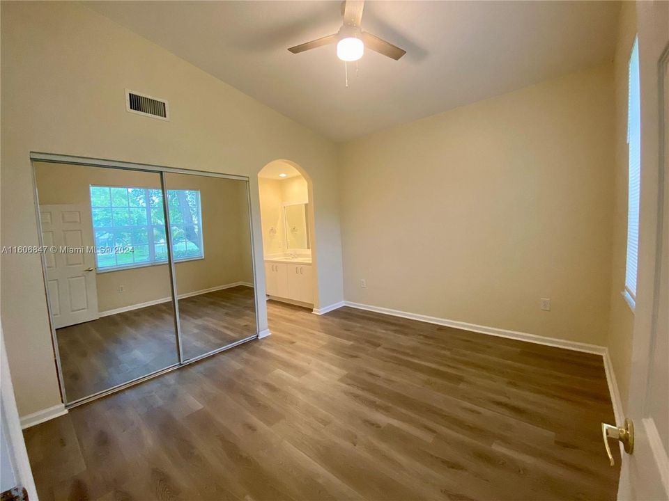 For Sale: $469,000 (2 beds, 2 baths, 1005 Square Feet)