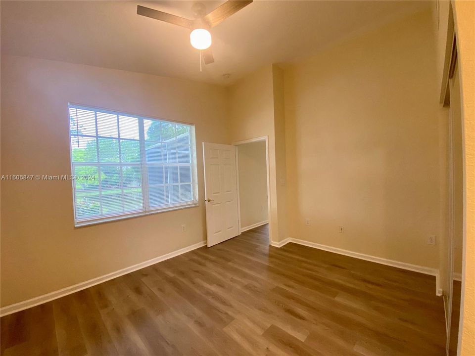 For Sale: $469,000 (2 beds, 2 baths, 1005 Square Feet)